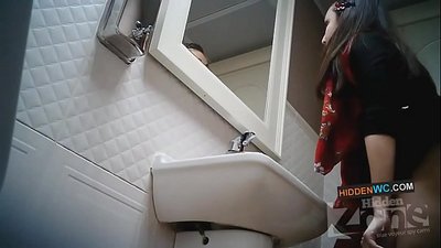 Снимак скривене камере у женском тоалету (1)