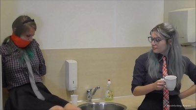 Зависна / везана и зачепљена / дама у невољи